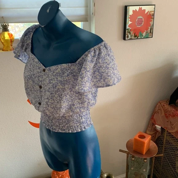 Flirty off the shoulder, pretty crop top - Picture 3 of 6